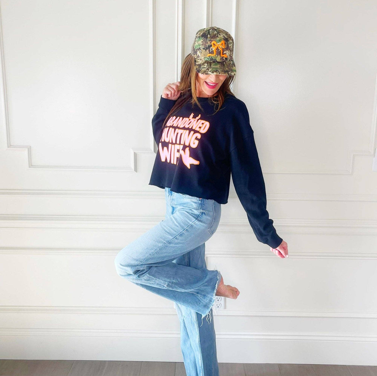 Abandoned Hunting Wife Cropped Sweatshirt